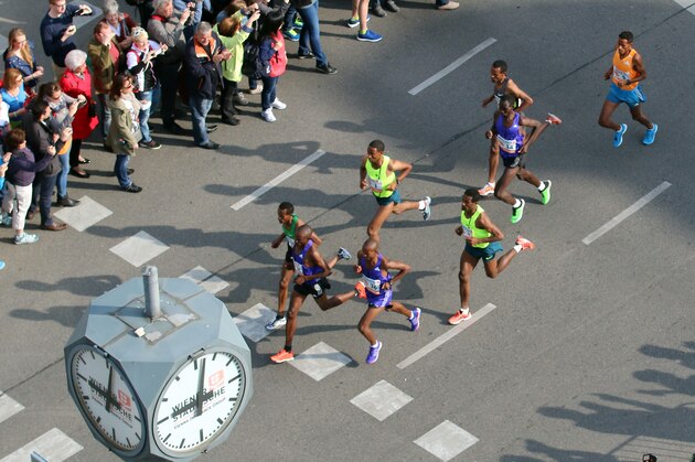 Athletes run during   the Vienna city marathon, in Vienna, Austria, on Sunday, April 12, 2015.  (AP Photo /Ronald Zak)