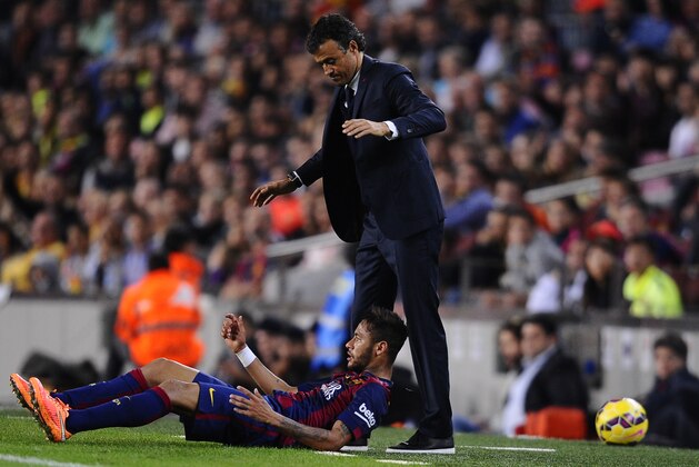 FC Barcelona's coach Luis Enrique, right, looks to Neymar, from Brazil during a Spanish La Liga soccer match between FC Barcelona and Celta Vigo at the Camp Nou stadium in Barcelona, Spain, Saturday, Nov. 1, 2014. (AP Photo/Manu Fernandez)