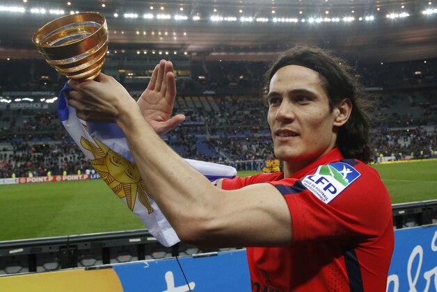 Paris Saint Germain's Edinson Cavani, acknowledges applause after their League Cup final soccer match against Bastia at Stade de France stadium in Saint Denis, outside Paris, France, Saturday, April 11, 2015. Paris Saint Germain won 4-0. (AP Photo/Michel Euler)