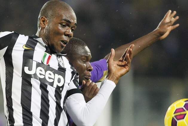 Fiorentina's Khouma Babacar  is challenged by Juventus' Angelo Ogbonna, foreground, during a Serie A soccer match at the Artemio Franchi stadium in Florence, Italy , Friday Dec. 5  2014. (AP Photo/Fabrizio Giovannozzi)