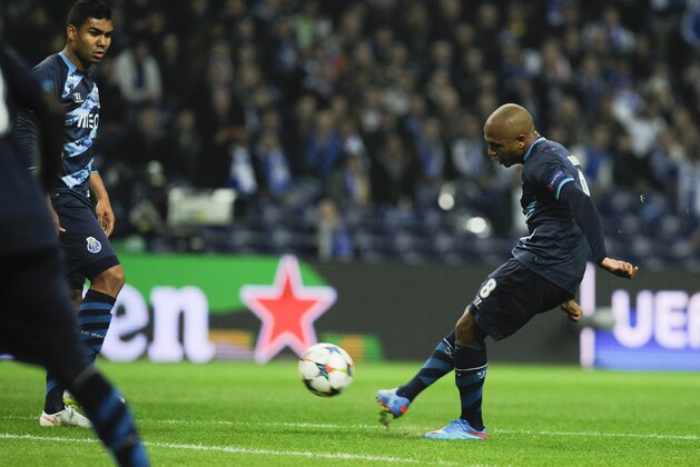 Porto's Yacine Brahimi, right, scores his side's first goal during the Champions League round of sixteen second leg soccer match between FC Porto and FC Basel at the at Dragao Stadiumin Porto, Portugal, Monday, March 30, 2015. (AP Photo/Paulo Duarte)