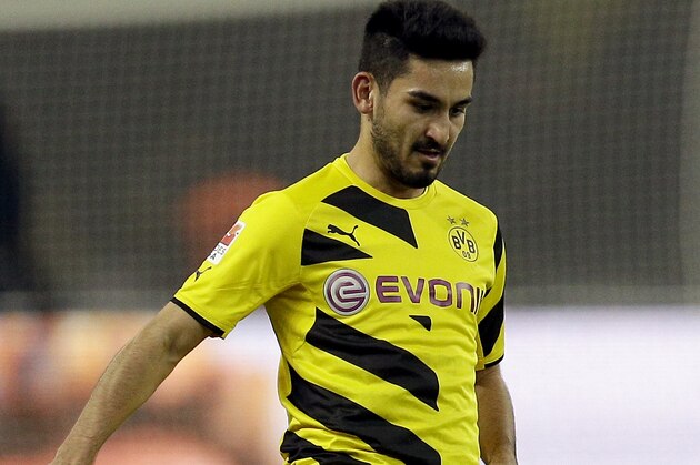 Dortmund's Ilkay Gundogan plays the ball during the German Bundesliga soccer match between Hertha BSC Berlin and Borussia Dortmund at the Olympia stadium in Berlin, Germany, Saturday, Dec. 13, 2014. Berlin defeated Dortmund by 1-0.(AP Photo/Michael Sohn)