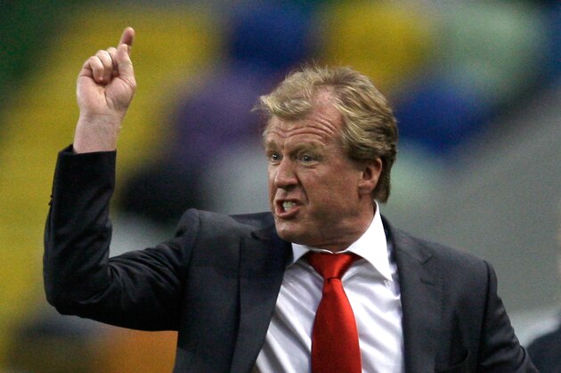 Twente's coach Steve McLaren gestures during their Champions League third qualifying round first leg soccer match with Sporting Wednesday, July 29 2009, at Sporting's Alvalade stadium in Lisbon. (AP Photo/Armando Franca)