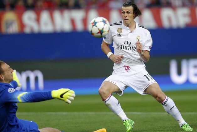 Real Madrid's Gareth Bale, right, fails to score past Atletico's Jan Oblak, left, during the Champions League quarterfinal, first leg soccer match between Atletico de Madrid and Real Madrid at the Vicente Calderon stadium in Madrid, Spain, Tuesday, April 14, 2015. (AP Photo/Daniel Ochoa de Olza)