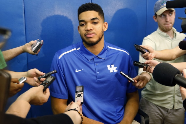 El jugador de Kentucky, Karl-Anthony Towns, escucha preguntas tras anunciar que entrará al draft de la NBA el jueves, 8 de abril de 2015, en Lexington, Kentucky. (AP Photo/James Crisp)