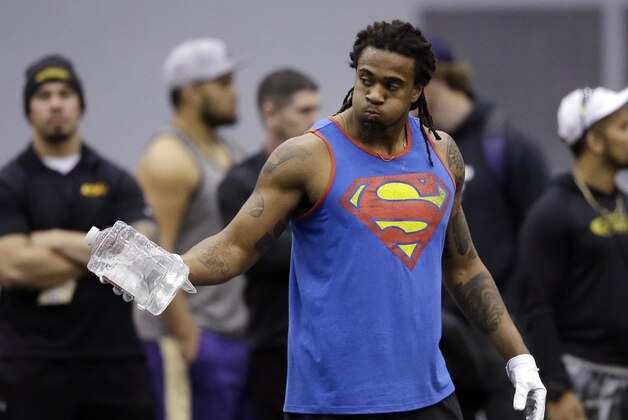 Former Washington player Shaq Thompson works out at Washington's pro day Thursday, April 2, 2015, in Seattle. (AP Photo/Elaine Thompson)