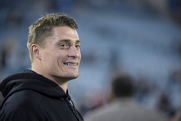 Jacksonville Jaguars middle linebacker Paul Posluszny watches warmups from the sideline before an NFL football game against the Tennessee Titans in Jacksonville, Fla., Thursday, Dec. 18, 2014.(AP Photo/Phelan M. Ebenhack)
