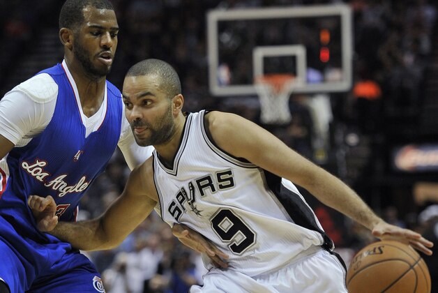 El francés Tony Parker, de los Spurs de San Antonio, conduce el balón junto a Chris Paul, de los Clippers de Los Angeles, en el enfrentamiento del lunes 22 de diciembre de 2014 (AP foto/Darren Abate)