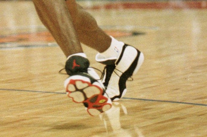 jordan 13 low hornets on feet