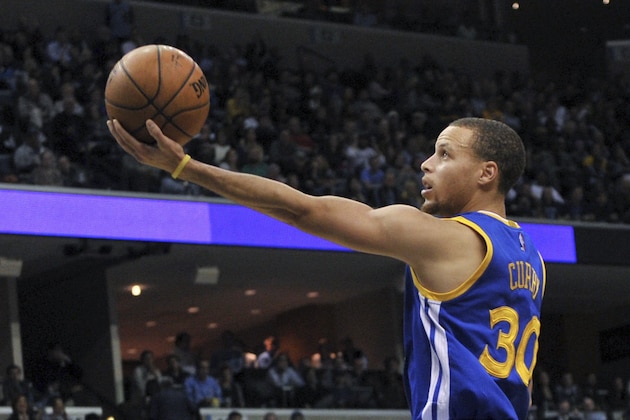En esta imagen del 16 de diciembre de 2014, el jugador de los Warriors de Golden State Stephen Curry lanza a canasta durante un partido contra los Grizzlies de Memphis en Tennesee, EEUU. La directiva de Facebook Sheryl Sandberg reclutó a las estrellas de la NBA LeBron James, Curry y otros líderes de la liga para convencer a más hombres de que se sumen a la lucha por los derechos de la mujer en casa y en el trabajo. (AP Foto/Brandon Dill, Archivo)