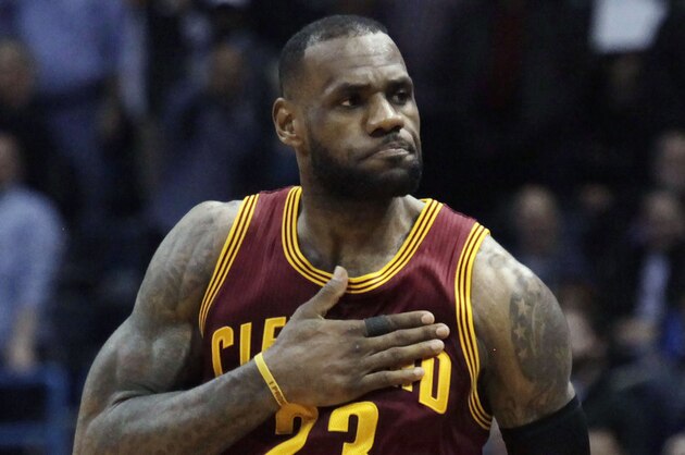 El alero de los Cavaliers de Cleveland, LeBron James, celebra tras un enceste en la segunda mitad del juego ante los Bucks de Milwaukee el miércoles 8 de abril de 2015 en Milwaukee. (Foto AP/Darren Hauck)