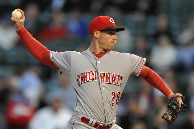 Anthony DeSclafani, de los Rojos de Cincinnati, lanza frente a los Cachorros de Chicago en el juego del martes 14 de abril de 2015 (AP Foto/Paul Beaty)