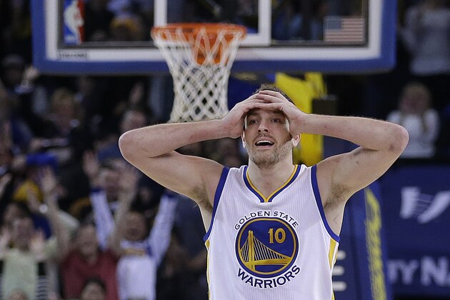 Golden State Warriors' David Lee (10) reacts to a score made by Klay Thompson during the third quarter of an NBA basketball game against the Sacramento Kings Friday, Jan. 23, 2015, in Oakland, Calif. (AP Photo/Ben Margot)