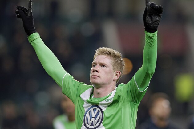 Wolfsburg's Kevin De Bruyne celebrates after scoring his side's thrid goal during the Europa League round of sixteen first leg soccer match between VfL Wolfsburg and FC Internazionale Milano in Wolfsburg, Germany, Thursday, March 12, 2015. (AP Photo/Michael Sohn)