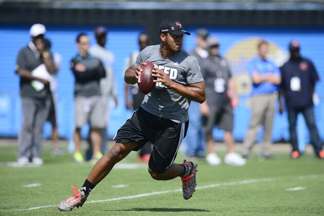 Quarterback Brett Hundley runs the ball during drills in front of NFL scouts during UCLA's pro day at Spaulding Field in Los Angeles, Tuesday, March 10, 2015. (AP Photo/Kelvin Kuo)