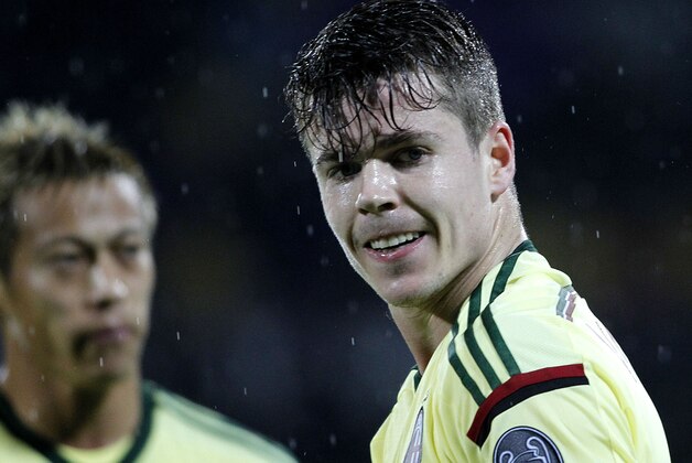 AC Milan's Marco Van Ginkel, right, stands on the pitch during a Serie A soccer match between Fiorentina and AC Milan at the Artemio Franchi stadium in Florence, Italy, Monday, March 16, 2015. (AP Photo/Fabrizio Giovannozzi)