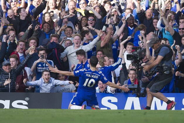 Chelsea's Eden Hazard, celebrates after scoring against Manchester United, during the English Premier League soccer match between Chelsea and Manchester United, at Stamford Bridge Stadium in London, Saturday, April 18, 2015. (AP Photo/Bogdan Maran)