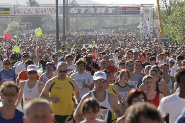 12.000 Aktive beteiligten sich am Sonntag, 15. April 2007 am 6. OMV Linz Marathon auf den Distanzen Marathon, Halb- und Viertelmarathon mit Start an der Donaubruecke der Muehlkreisautobahn.      (AP Photo/rubra) ---- Participants of the 6th OMV Marathon pass the Muehlkreis-Motorway bridge crossing the Danube river in Linz, Austria, on Sunday, April 15, 2007. (AP Photo/rubra)