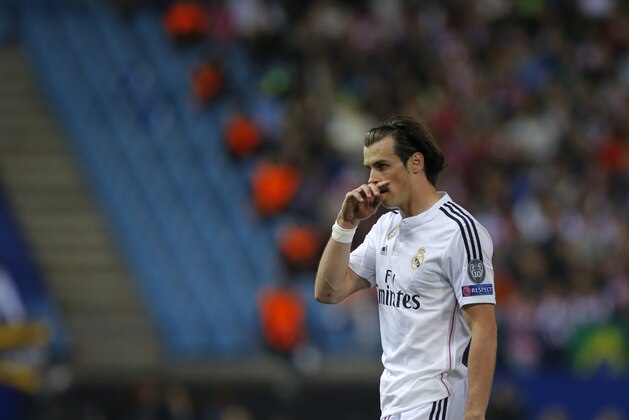 Real Madrid's Gareth Bale pauses during the Champions League quarterfinal first leg soccer match between Atletico Madrid and Real Madrid at the Vicente Calderon stadium in Madrid, Spain, Tuesday, April 14, 2015. (AP Photo/Andres Kudacki)