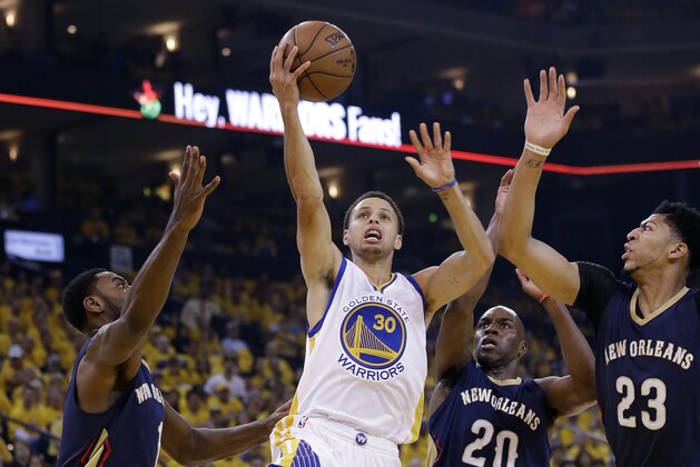 Golden State Warriors' Stephen Curry (30) shoots past New Orleans Pelicans' Tyreke Evans, left, Quincy Pondexter (20) and Anthony Davis (23) during the first half in Game 1 of the NBA basketball playoffs Saturday, April 18, 2015, in Oakland, Calif. (AP Photo/Marcio Jose Sanchez)