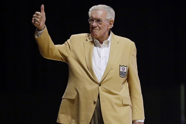 Bob St. Clair is introduced before the inaugural Pro Football Hall of Fame Fan Fest Friday, May 2, 2014, at the International Exposition Center in Cleveland. (AP Photo/Mark Duncan)