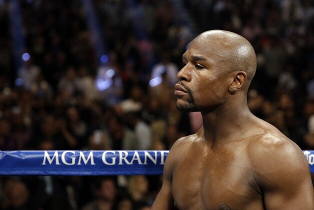 Floyd Mayweather waits for the start of his WBA welterweight and WBC super  welterweight title fight against Marcos Maidana, Saturday, Sept. 13, 2014, in Las Vegas. (AP Photo/John Locher)