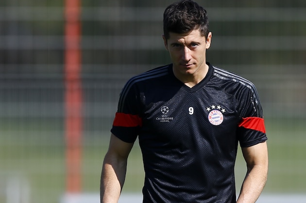 Bayern's Robert Lewandowski from Poland controls a ball during a training session prior to the Champions League quarterfinal second leg soccer match between FC Bayern Munich and FC Porto at Allianz Arena in Munich, southern Germany, Monday, April 20, 2015. Munich will face Porto Tuesday. (AP Photo/Matthias Schrader)