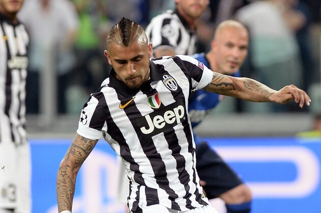 Juventus' Arturo Vidal scores on a penalty kick during the Champions League, quarterfinal, first leg soccer match between Juventus and Monaco, at the Juventus Stadium in Turin, Italy, Tuesday, April 14, 2015. (AP Photo/Massimo Pinca)