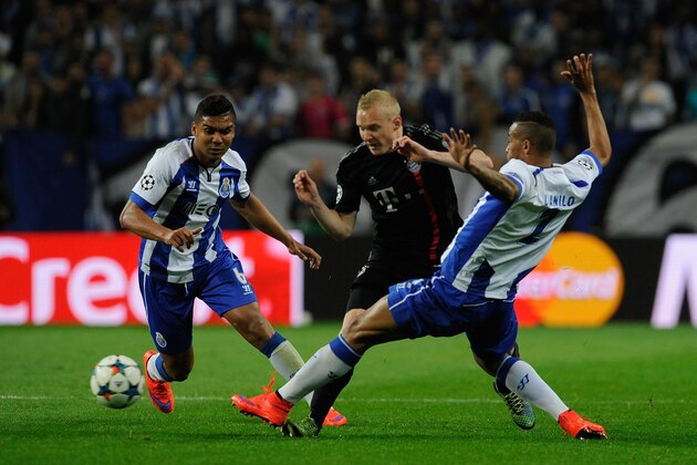 Bayern's Sebastian Rode, center, is blocked by Porto's Casemiro, left, and Danilo during the Champions League quarterfinal first leg soccer match between FC Porto and Bayern Munich at the Dragao Stadium in Porto, Portugal, Wednesday, April 15, 2015. (AP Photo/Paulo Duarte)