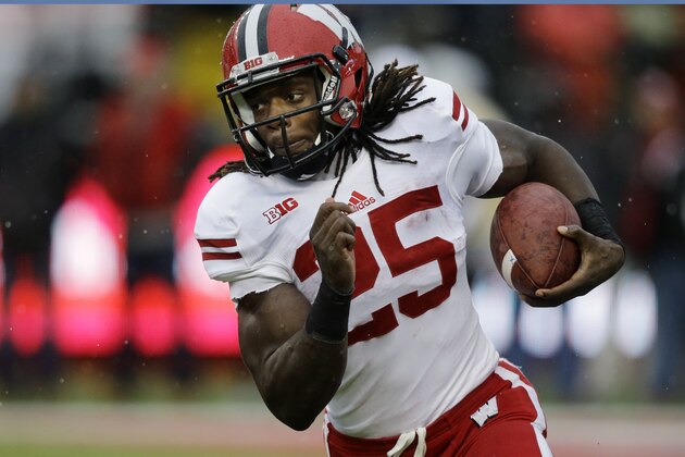 Wisconsin running back Melvin Gordon (25) runs for yardage during the first half of an NCAA college football game against Rutgers, Saturday, Nov. 1, 2014, in Piscataway, N.J.  (AP Photo/Mel Evans)