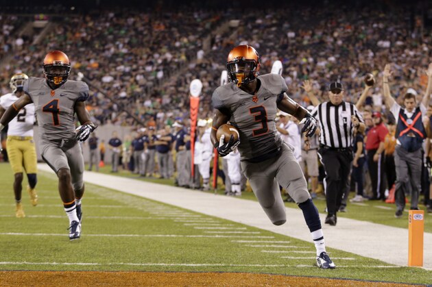 Syracuse safety Durell Eskridge, right, scores after intercepting a pass from Notre Dame quarterback Everett Golson during the second half of an NCAA college football game, Saturday, Sept. 27, 2014, in East Rutherford, N.J. Notre Dame won 31-15. (AP Photo/Julio Cortez)