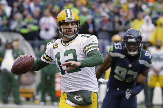 El quarterback Aaron Rodgers de los Packers de Green Bay lanza contra los Seahawks de Seattle durante el segundo tiempo de la final de la Conferencia Nacional, el domingo 18 de enero de 2015. (AP Foto/Ted S. Warren)