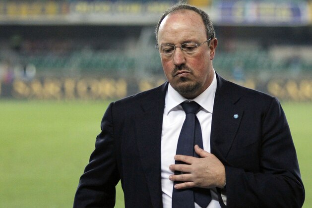 Napoli coach Rafa Benitez leaves the pitch at the end of a Serie A soccer match against Hellas Verona at Bentegodi stadium in Verona, Italy, Sunday, March 15, 2015. Hellas Verona won 2-0. (AP Photo/Felice Calabro')