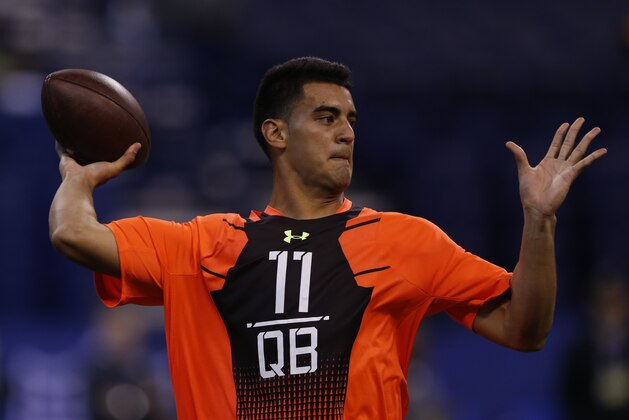 Oregon quarterback Marcus Mariota runs a drill at the NFL football scouting combine in Indianapolis, Saturday, Feb. 21, 2015. (AP Photo/Julio Cortez)