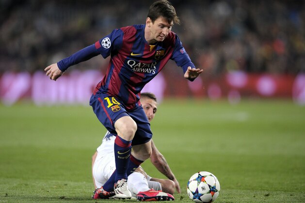 Barcelona's Lionel Messi, left, escapes PSG's Marco Verratti during the Champions League quarterfinal second leg soccer match between FC Barcelona and Paris Saint Germain at the Camp Nou Stadium in Barcelona, Spain, Tuesday, April 21, 2015. (AP Photo/Manu Fernandez)