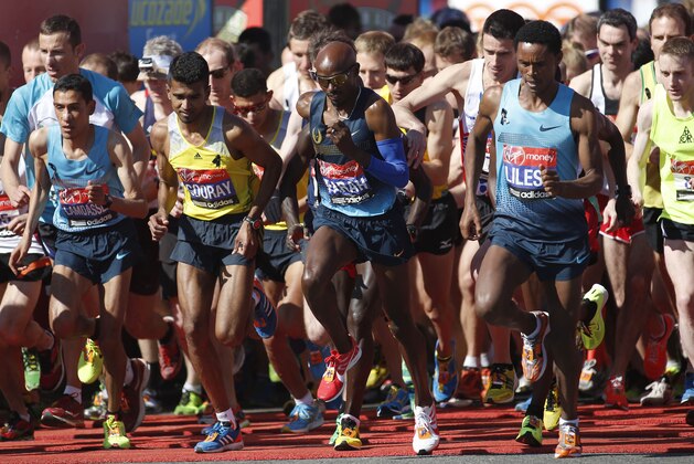 Britain's Mo Farah, center, starts the elite men race during the London Marathon, London, Sunday, April 21, 2013. (AP Photo/Sang Tan)