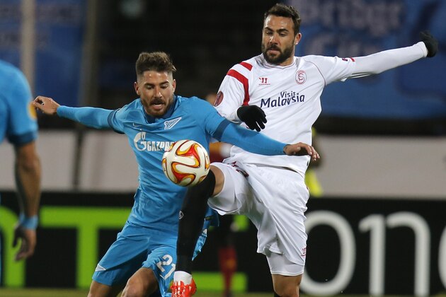 Zenit’s Javi Garcia, left  fights for the ball with Sevilla's Vicente Iborra during the quarterfinal, second leg Europa League soccer match between Zenit St.Petersburg and Sevilla  FC in St.Petersburg, Russia, Thursday, April 23, 2015. (AP Photo/Dmitry Lovetsky)
