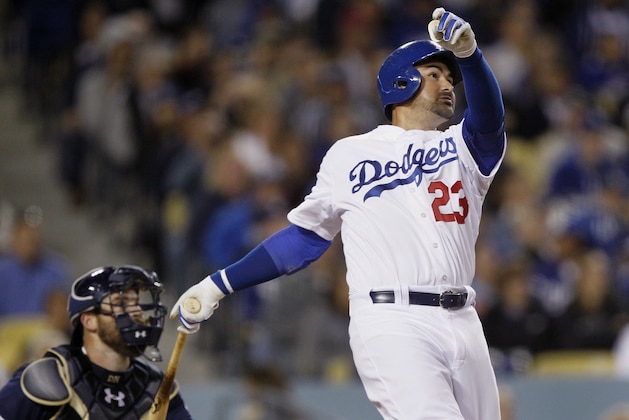 El pelotero de los Dodgers de Los Ángeles Adrián González tras pegar un jonrón solitario, junto al catcher de los Padres de San Diego Derek Norris en el quinto inning de su juego de beisbol en Los Ángeles, el 8 de abril de 2015. (AP Foto/Alex Gallardo)