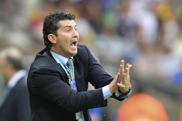 Mexico head coach  Jose Manuel De La Torre  gestures during as occer Confederations Cup group A match against Japan at the Mineirao stadium in Belo Horizonte, Brazil, Saturday, June 22, 2013. (AP Photo/Eugenio Savio)