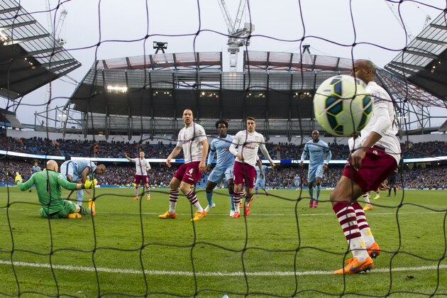 Manchester City's Fernandinho, second left, scores the winning goal past Aston Villa's goalkeeper Brad Guzan, left, during the English Premier League soccer match between Manchester City and Aston Villa at the Etihad Stadium, Manchester, England, Saturday April 25, 2015. (AP Photo/Jon Super)