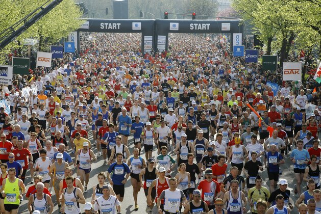 Mehr als 23.000 Teilnehmer starten am Sonntag, 27. April 2008, beim Marathon in Hamburg auf der Reeperbahn. Rund 700.000 Zuschauer saeumten die Strecke. (AP Photo/Joerg Sarbach)  ---Some 23,000 runners start for the marathon in Hamburg, northern Germany, Sunday, April 27, 2008.  (AP Photo/Joerg Sarbach)