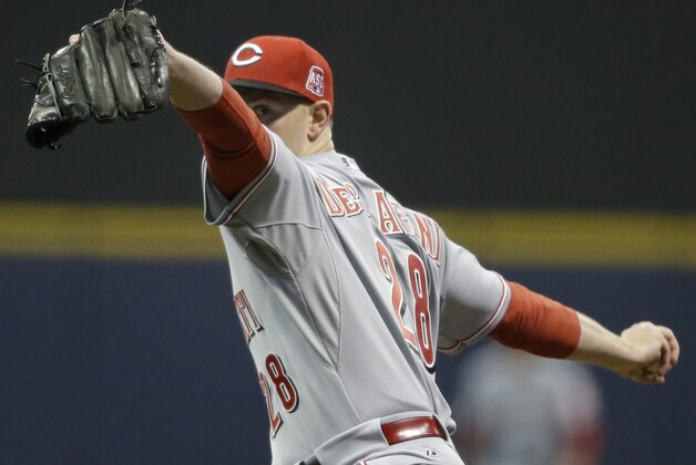 Anthony Desclafani, de los Rojos Cincinnati lanza frente a los Cerveceros de Milwaukee en el juego del lunes 20 de abirl de 2015  (AP Foto/Jeffrey Phelps)