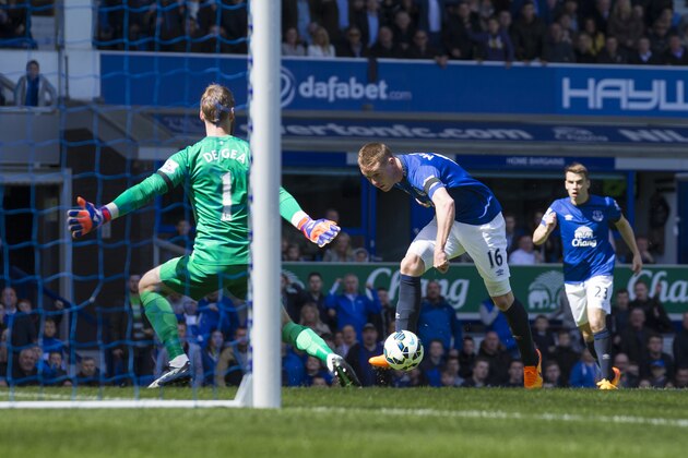 Everton's James McCarthy, centre, scores past  Manchester United's goalkeeper David De Gea during the English Premier League soccer match between Everton and Manchester United at Goodison Park Stadium, Liverpool, England, Sunday April 26, 2015. (AP Photo/Jon Super)
