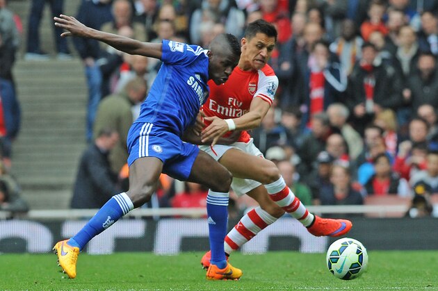 Arsenal's Alexis Sanchez, right, battles with  Chelsea's Ramires during the English Premier League soccer match between Arsenal and Chelsea at the Emirates Stadium, London, England, Sunday, April 26, 2015. (AP Photo/Rui Vieira)