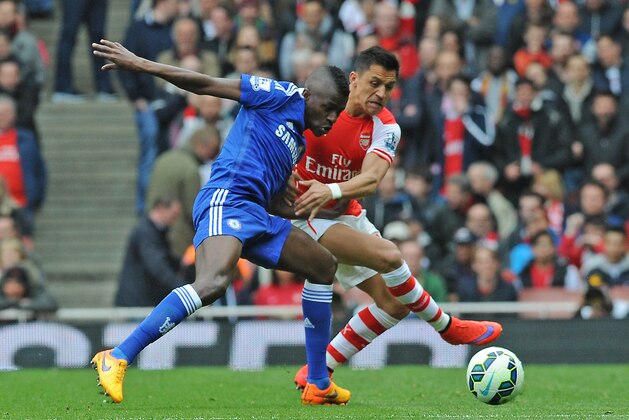 Arsenal's Alexis Sanchez, right, battles with  Chelsea's Ramires during the English Premier League soccer match between Arsenal and Chelsea at the Emirates Stadium, London, England, Sunday, April 26, 2015. (AP Photo/Rui Vieira)
