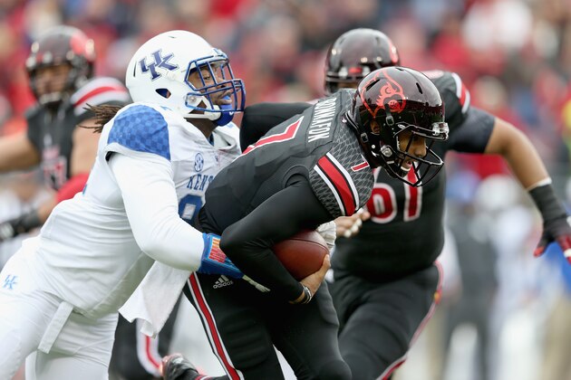 LOUISVILLE, KY - NOVEMBER 29:  Reggie Bonnafon #7 of the Louisville Cardinals is sacked by Za'Darius Smith #94 of the Kentucky Wildcats at Papa John's Cardinal Stadium on November 29, 2014 in Louisville, Kentucky.  (Photo by Andy Lyons/Getty Images)
