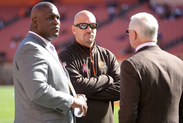 CLEVELAND, OH - OCTOBER 12:  Head coach Mike Pettine of the Cleveland Browns talks with general manager Ray Farmer (L) and owner Jimmy Haslam during warmups prior to the game against the Pittsburgh Steelers and at FirstEnergy Stadium on October 12, 2014 in Cleveland, Ohio.  (Photo by Jason Miller/Getty Images)