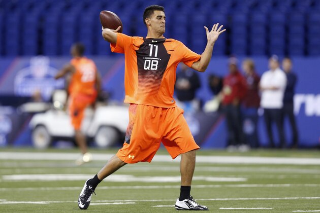 INDIANAPOLIS, IN - FEBRUARY 21: Quarterback Marcus Mariota of Oregon throws a pass during the 2015 NFL Scouting Combine at Lucas Oil Stadium on February 21, 2015 in Indianapolis, Indiana. (Photo by Joe Robbins/Getty Images)