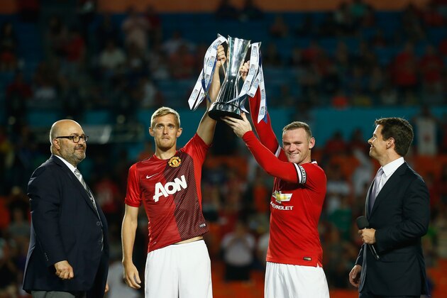 MIAMI GARDENS, FL - AUGUST 04:  (L) Darren Fletcher #24 of Manchester United and (R) Wayne Rooney #10 of Manchester United lift the winners trophy following their 3-1  victory over Liverpool in the Guinness International Champions Cup 2014 Final at Sun Life Stadium on August 4, 2014 in Miami Gardens, Florida.  (Photo by Chris Trotman/Getty Images)