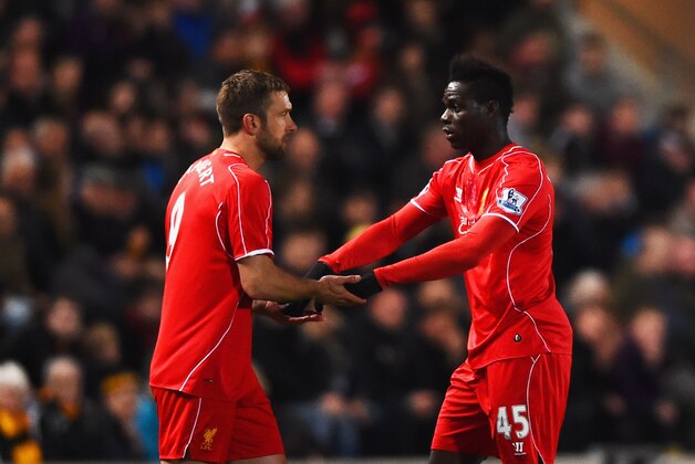 HULL, ENGLAND - APRIL 28:  Mario Balotelli of Liverpool shakes hands with Rickie Lambert as he is substituted during the Barclays Premier League match between Hull City and Liverpool at KC Stadium on April 28, 2015 in Hull, England.  (Photo by Laurence Griffiths/Getty Images)